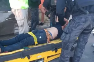 Consuma bebidas alcohlicas con un amigo, discutieron y lo atropell 2 veces con el auto