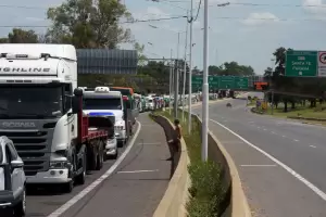 Transportistas intensifican protesta por faltante de gasoil