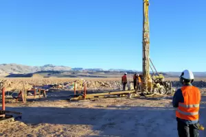 Inters de Ford en litio catamarqueo: firman memo con Lake Resources