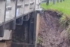 Ahora inundaciones en Corrientes: ms de 100 familias evacuadas y peligro de derrumbe de un puente