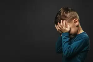 Un nio tuvo que pedir ayuda a su vecina: su mam le fractur el crneo con un palo