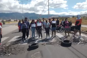 Vecinos reclaman frente a la comisaria de Valle Chico
