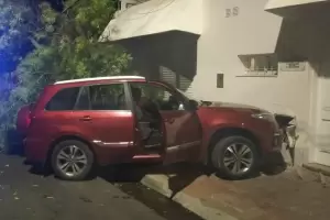 Descontrolado, choc contra un poste de alumbrado y un medidor de gas