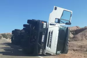 Volc camin con acoplado sobre Ruta Nacional n 60