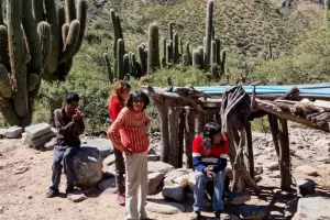 Interior profundo: solidaridad para reparar las carencias de una familia santamariana