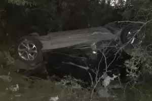 Violento accidente: atropell a un transente y luego desbarranc frente al Club Parque Daza