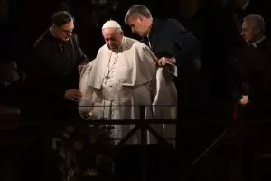 Francisco encabez� el V�a Crucis, que volvi� al Coliseo despu�s de dos a�os