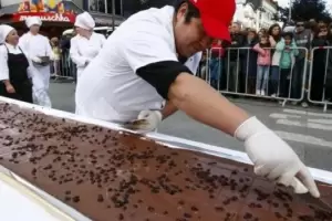Fiesta del Chocolate: Bariloche elabor la barra de chocolate "ms larga del mundo"
