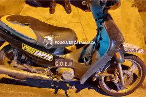 Aprehenden a dos delincuentes que robaron una moto de una casa