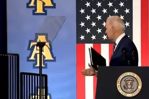 VIDEO: Biden salud a un fantasma al terminar su discurso y se volvi viral