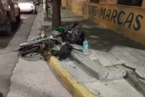 Un motociclista fue embestido por una camioneta y termin en el hospital