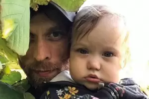 El hijo del escritor Paul Auster fue detenido por la muerte por sobredosis de su beb� de 10 meses