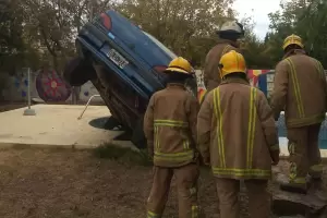 Termin atropellada y con su auto en la pileta porque olvid poner el freno de mano