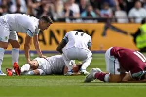 Premier League: un jugador hizo un foul, fractur a su rival y se puso a llorar