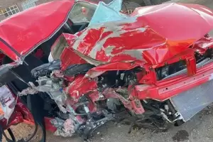 Rob un auto de una concesionaria, huy y, 5 cuadras despus, lo destruy contra una columna