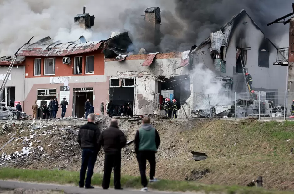 Bomberos contienen incendio en Lviv