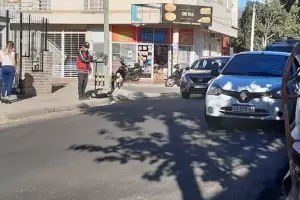 Choque con lesiones leves entre motociclista y un automvil
