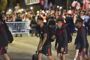 River fue recibido por una multitud en Crdoba, a horas del partido con Talleres