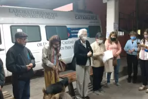 Frente a la Maternidad, grupo Pro vida rez por el aborto de un beb de 5 meses y 1 semana