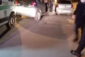 Choc contra un auto estacionado y termin en el hospital