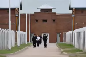 Video: Dos presos se pelearon a cuchillazos y con "escudos" en la crcel