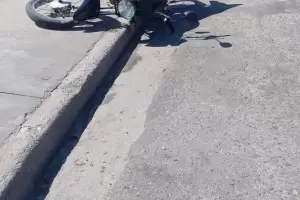 Adolescente de 16 aos grave al colisionar la moto que conduca contra una camioneta