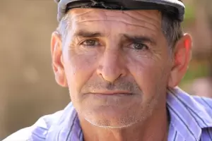 Fue abandonado desde pequeo, creci en la extrema pobreza y ahora heredar una fortuna