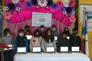 Educacin hizo entrega de netbooks y kits escolares para estudiantes de La Paz