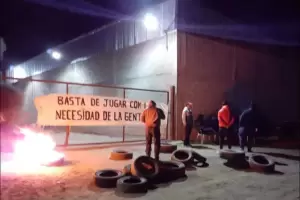 Municipales de Recreo quemaron neumticos y bloquearon el ingreso a dependencias comunales