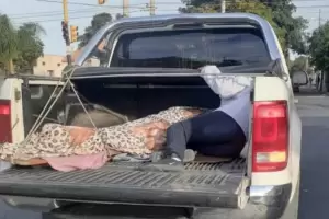 El "San Juan" en la mira: una paciente fracturada fue trasladada en la caja de una camioneta