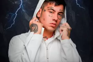 Duki lleg en silla de ruedas a Mxico por un problema de salud