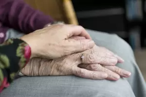 Un abuelo hizo talleres para asistir a su esposa con Alzheimer
