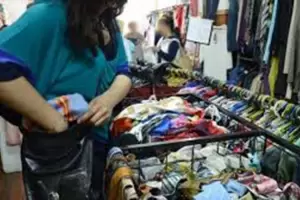 Robaron ropa y perfumes de un local comercial