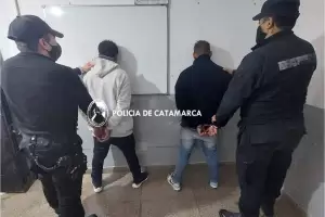 Policas recuperan un telfono celular, secuestran una moto y arrestan a los presuntos autores