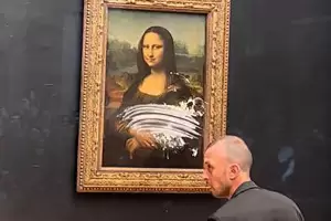 Atacan a �La Gioconda� con un tortazo