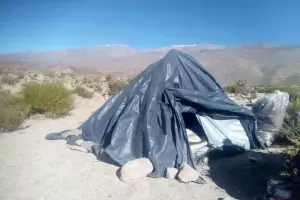 Llevan viviendo dos aos en un rancho de plstico para estar cerca de la escuela