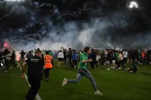 Violencia en el ftbol: Saint tienne descendi y sus hinchas invadieron la cancha