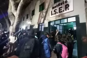 Violencia escolar en Neuqun y Mendoza: Amenazaron con llevar armas de fuego y matar a una compaera