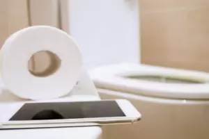 Las razones por las que los especialistas recomiendan no utilizar el celular en el bao