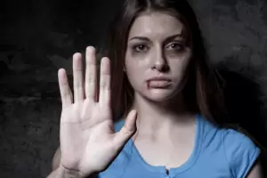 Joven denunci que su ex intent matarla y la Justicia orden a la polica solo notificarlo