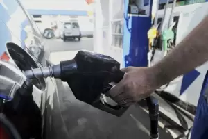 El Gobierno posterga hasta septiembre la suba de impuestos a los combustibles