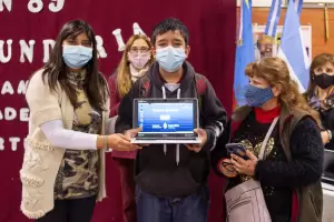 Educacin entreg 50 computadoras a estudiantes de la Secundaria N 89