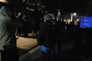 Noche de protestas: Bocinazos, pintadas y un detenido