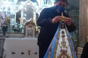 La imagen de la Virgen luce nuevo manto por el inicio del mes del Sagrado Corazn