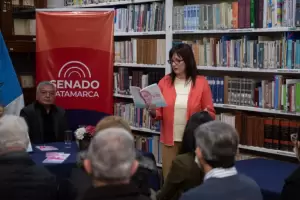 La autora Mara Marta Cantarell present su libro en la Biblioteca del Senado