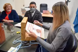 La ministra Centurin recibi cartillas sobre el Beato Mamerto Esqui para las escuelas de Catamarca