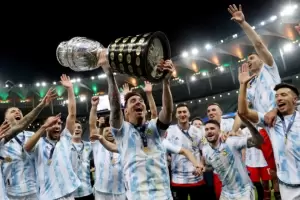 Lo que no se vio de la Finalsima: Los jugadores argentinos hicieron fila para tener una foto con Messi
