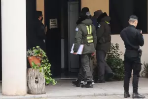 RT Inversiones: Detienen a polica retirado y al joven que sale en el video llevndose el dinero