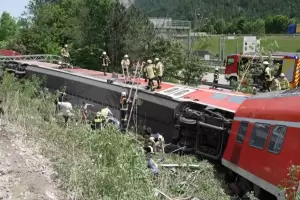 Grave accidente en Alemania: descarril un tren y hay 4 muertos y 60 heridos