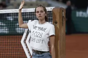 Roland Garros: Una mujer se encaden en la cancha con un contundente mensaje
